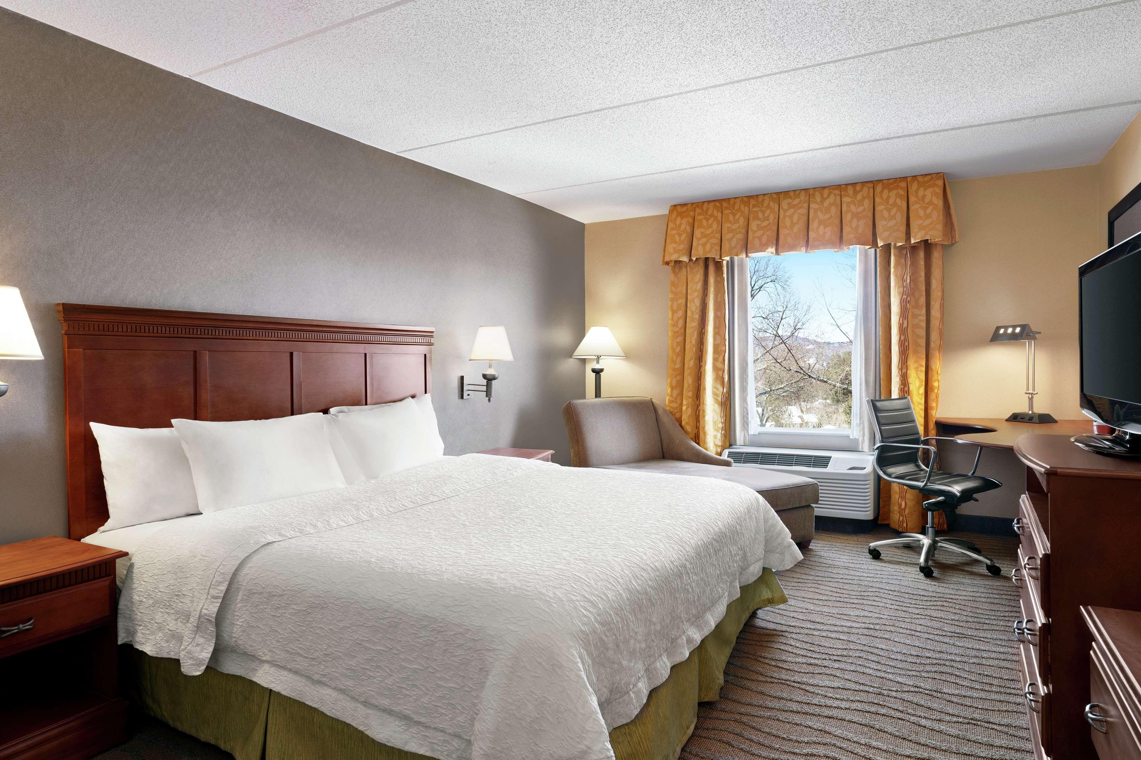 Hampton Inn & Suites Poughkeepsie Spackenkill Exterior foto
