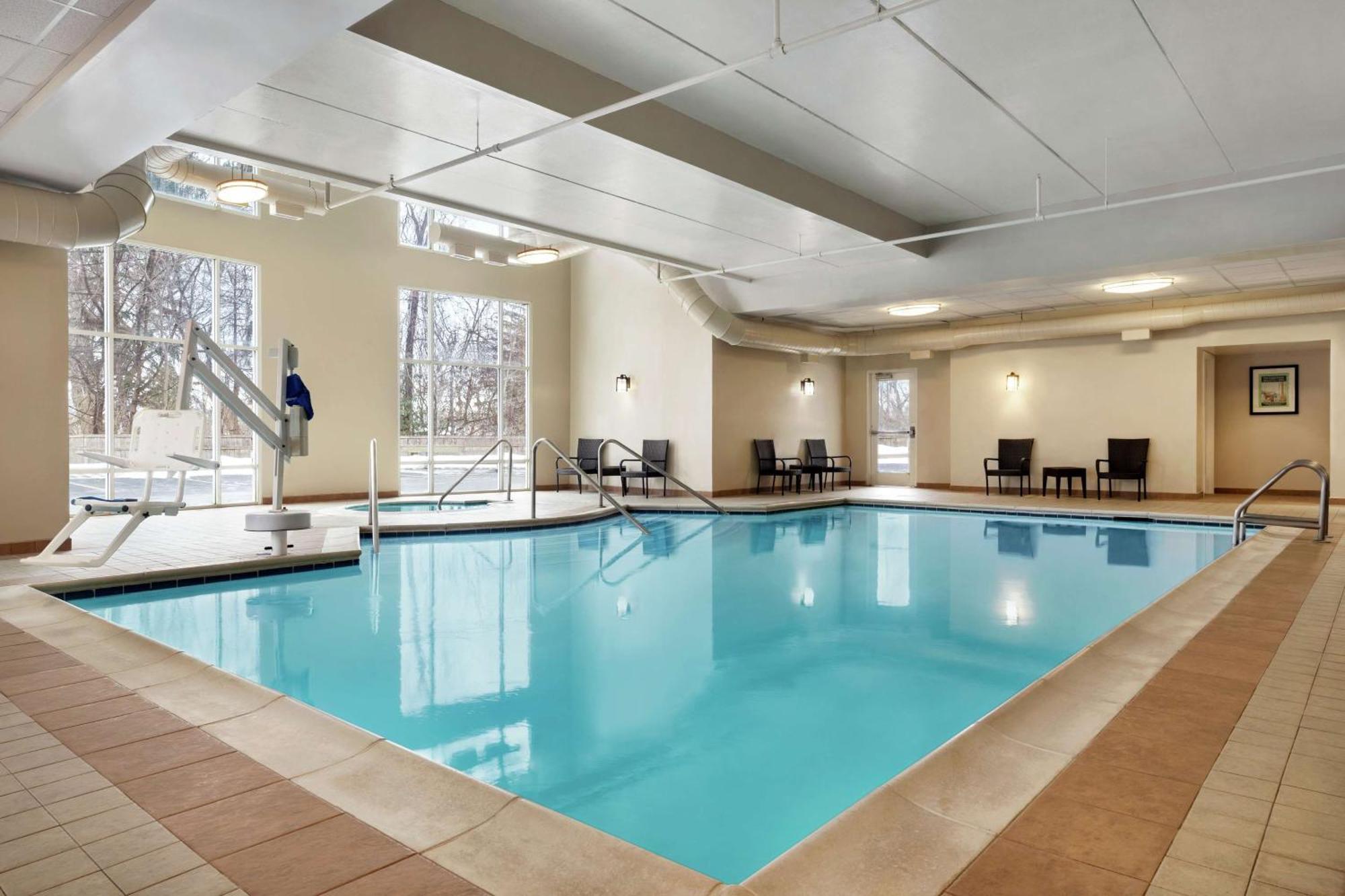 Hampton Inn & Suites Poughkeepsie Spackenkill Exterior foto