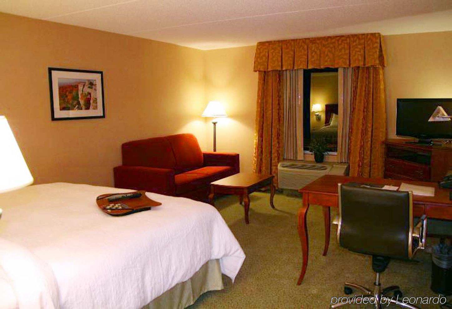 Hampton Inn & Suites Poughkeepsie Spackenkill Zimmer foto